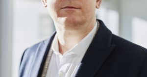 Manager en costume se lançant dans le recrutement indépendant